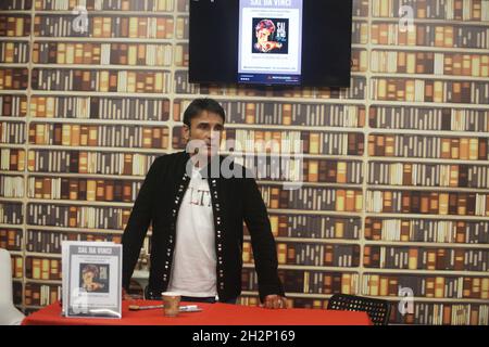 Napoli, Italia. 23 ottobre 2021. SAL da Vinci, cantante partecipa alla presentazione dell'album intitolato Siamo Gocce di Mare. (Foto di Salvatore Esposito/Pacific Press) Credit: Pacific Press Media Production Corp./Alamy Live News Foto Stock