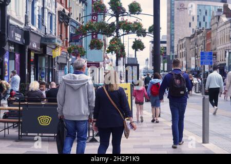 Cardiff, Galles, 30 luglio 2021: Le persone tornano nella città di Cardiff, in Galles, dopo essere state schiave godendo della libertà di shopping nel centro della città Foto Stock