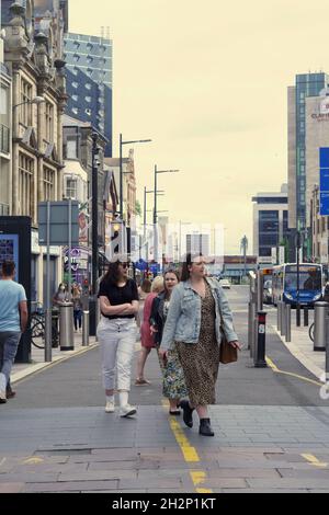 Cardiff, Galles, 30 luglio 2021: Le persone tornano nella città di Cardiff, in Galles, dopo essere state schiave godendo della libertà di shopping nel centro della città Foto Stock