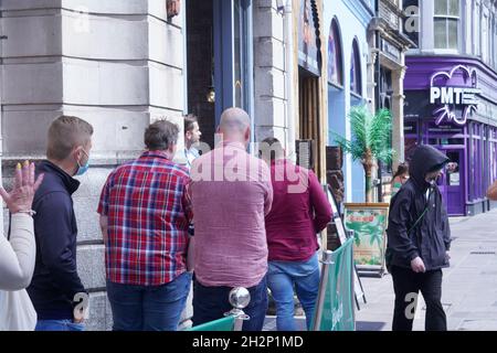 Cardiff, Galles, 30 luglio 2021: Le persone tornano nella città di Cardiff, in Galles, dopo essere state schiave godendo della libertà di shopping nel centro della città Foto Stock