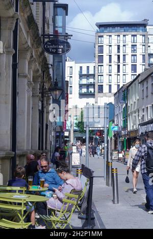 Cardiff, Galles, 30 luglio 2021: Le persone tornano nella città di Cardiff, in Galles, dopo essere state schiave godendo della libertà di shopping nel centro della città Foto Stock