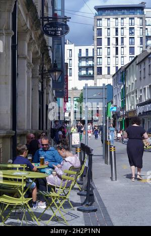 Cardiff, Galles, 30 luglio 2021: Le persone tornano nella città di Cardiff, in Galles, dopo essere state schiave godendo della libertà di shopping nel centro della città Foto Stock