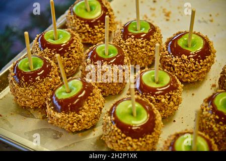 Mele al caramello preparate di recente con mele verdi, caramello e ricoperte con trita di arachidi sul vassoio, Pigeon Forge, Tennessee, USA. Foto Stock