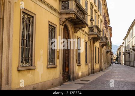 Milano, Italia - 15 giugno 2017: Vista di edifici tradizionali e colorati nel centro della città in un giorno di sole Foto Stock