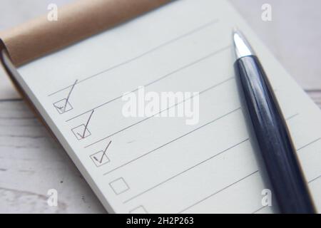 Elementi completati con caselle di controllo su sfondo bianco. Inserire il testo Foto Stock