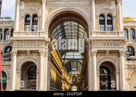 Milano, Italia - 13 giugno 2017: Ingresso della Galleria Vittorio Emanuele nel centro città Foto Stock