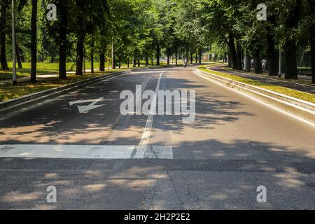 Milano, Italia - 13 giugno 2017: Vista delle strade di Milano in una giornata di sole Foto Stock