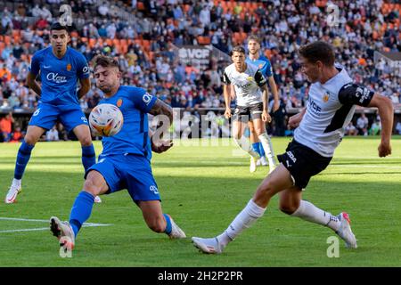 Valencia, Spagna. 23 ottobre 2021. Manu Vallejo di Valencia CF e Pablo Maffeo di RCD Mallorca sono visti in azione durante la Liga spagnola, partita di calcio tra Valencia CF e RCD Mallorca allo stadio Mestalla di Valencia.(Punteggio finale; Valencia CF 2:2 RCD Mallorca) (Foto di Xisco Navarro/SOPA Images/Sipa USA) Credit: Sipa USA/Alamy Live News Foto Stock