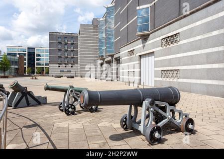 Vista esterna del Royal Armouries Museum di Leeds, West Yorkshire con una mostra di cannoni storici Foto Stock