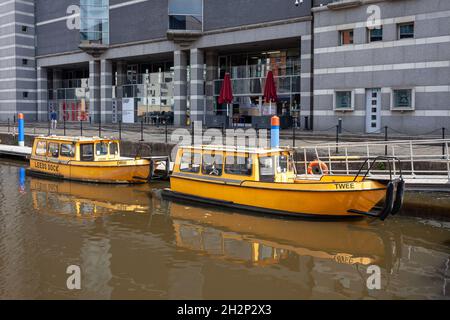 Taxi acquei ormeggiati al Clarence Dock nel centro di Leeds, West Yorkshire Foto Stock