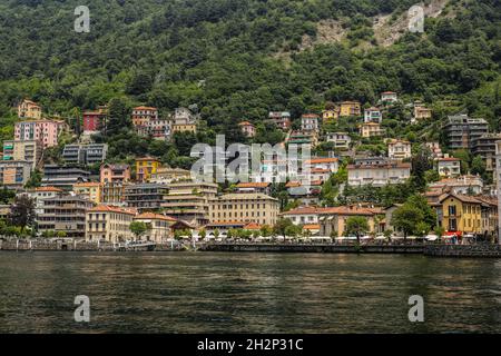 Como, Italia - 15 giugno 2017: Vista delle Case colorate tradizionali sul Lago di Como Foto Stock