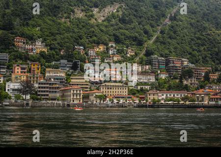 Como, Italia - 15 giugno 2017: Vista sulle Case tradizionali e colorate del Lago di Como Foto Stock