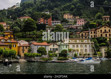 Como, Italia - 15 giugno 2017: Vista su edifici e ville dai colori tradizionali sul lago di Como Foto Stock