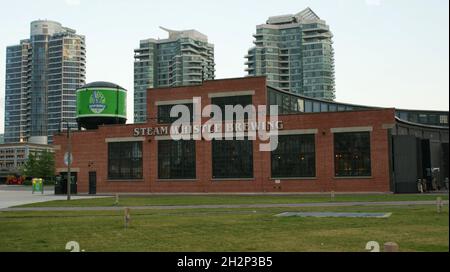 TORONTO, CANADA - Jun 12, 2010: Una giornata estiva al Steam Whistle Brewing a Toronto, Canada Foto Stock