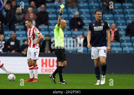 Matt Smith di Millwall viene mostrato un cartellino giallo durante la partita del Campionato Sky Bet al Den, Londra. Data foto: Sabato 23 ottobre 2021. Foto Stock