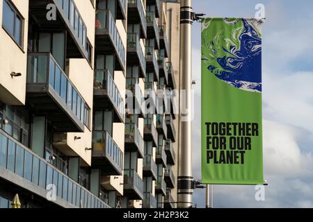 Glasgow, Scozia, Regno Unito. 23 ottobre 2021. Viste del sito durante i preparativi finali con una settimana fino all'apertura della Conferenza ONU sul cambiamento climatico UK COP26 che si terrà a Glasgow nel 2021. PIC; banner COP26 all'esterno dell'edificio di appartamenti vicino alla sede. La carenza di alloggi in città è un grosso problema. Iain Masterton/Alamy Live News. Foto Stock