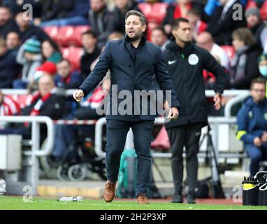 Il manager Sunderland Lee Johnson reagisce durante la partita della Sky Bet League One allo Stadium of Light di Sunderland. Data foto: Sabato 23 ottobre 2021. Foto Stock