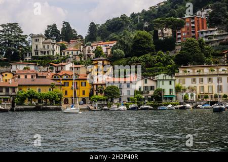 Como, Italia - 15 giugno 2017: Vista su edifici e ville dai colori tradizionali sul lago di Como Foto Stock