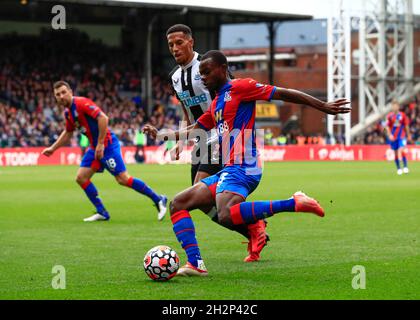 23 ottobre 2021; Selhurst Park, Crystal Palace, Londra, Inghilterra; Calcio Premier League, Crystal Palace contro Newcastle: Tyrick Mitchell del Crystal Palace attraversando la palla oltre Isaac Hayden di Newcastle United Foto Stock