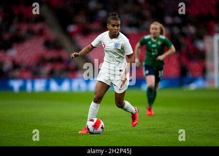 LONDRA, REGNO UNITO. IL 23 OTTOBRE Nikita Parris d'Inghilterra controlla la palla durante la partita di qualificazione FIFA Women's World Cup Group D tra Inghilterra Women e Irlanda del Nord al Wembley Stadium di Londra sabato 23 ottobre 2021. (Credit: Federico Maranesi | MI News) Credit: MI News & Sport /Alamy Live News Foto Stock