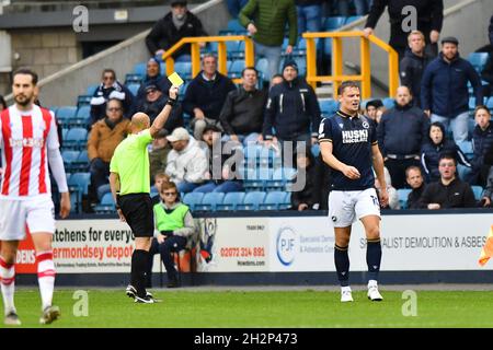 LONDRA, UK OTT 24TH Matt Smith di Millwall viene mostrata una carta gialla dall'arbitro Andy Davies durante la partita del Sky Bet Championship tra Millwall e Stoke City al Den, Londra sabato 23 ottobre 2021. (Credit: Ivan Yordanov | MI News) Credit: MI News & Sport /Alamy Live News Foto Stock