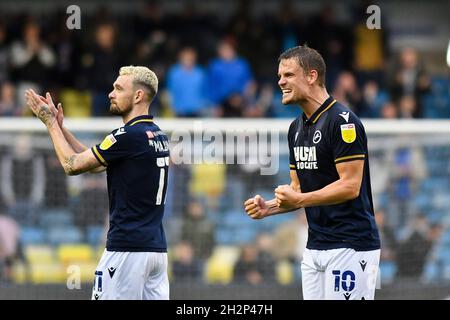 LONDRA, Regno Unito, 24 ottobre Scott Mallone di Millwall e Matt Smith di Millwall festeggiano la partita dopo lo Sky Bet Championship tra Millwall e Stoke City al Den, Londra sabato 23 ottobre 2021. (Credit: Ivan Yordanov | MI News) Credit: MI News & Sport /Alamy Live News Foto Stock