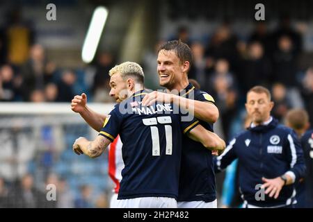 LONDRA, Regno Unito, 24 ottobre Scott Mallone di Millwall e Matt Smith di Millwall festeggiano la partita dopo lo Sky Bet Championship tra Millwall e Stoke City al Den, Londra sabato 23 ottobre 2021. (Credit: Ivan Yordanov | MI News) Credit: MI News & Sport /Alamy Live News Foto Stock