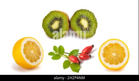 Bacche di rosa canina con limone e kiwi isolati su sfondo bianco Foto Stock