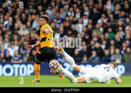 Leeds, Regno Unito. 23 ottobre 2021. Adama Traore #37 di Wolverhampton Wanderers durante la partita a Leeds, Regno Unito, il 10/23/2021. (Foto di James Heaton/News Images/Sipa USA) Credit: Sipa USA/Alamy Live News Foto Stock