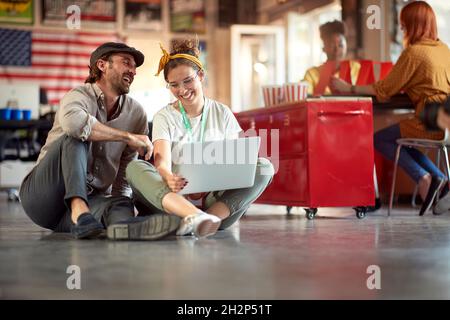 I dipendenti sono felici di chiacchierare con loro in ufficio Foto Stock