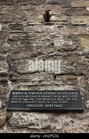 Insegna a Scots Gate sul muro difensivo a Berwick su Tweed, Northumberland, Regno Unito. Foto Stock