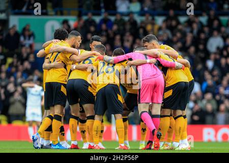 Leeds, Regno Unito. 23 ottobre 2021. La squadra di Wolverhampton Wanderers si accenna prima della partita a Leeds, Regno Unito, il 10/23/2021. (Foto di James Heaton/News Images/Sipa USA) Credit: Sipa USA/Alamy Live News Foto Stock