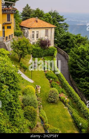 Como, Italia - 14 giugno 2017: Vista di una vecchia casa tradizionale sopra il lago di Como in una giornata di sole Foto Stock