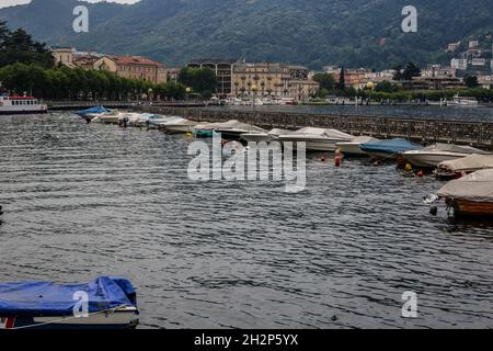 Como, Italia - 14 giugno 2017: Vista del porto di COM in una giornata di pioggia Foto Stock
