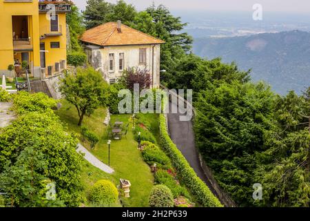 Como, Italia - 14 giugno 2017: Vista di una vecchia casa tradizionale sopra il lago di Como in una giornata di sole Foto Stock