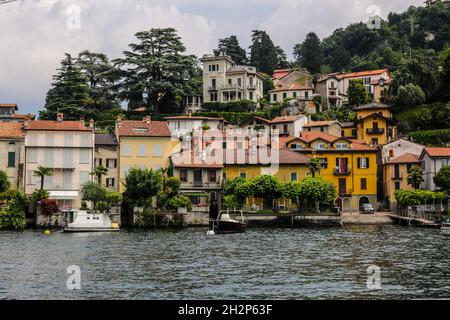 Como, Italia - 15 giugno 2017: Vista delle Case colorate tradizionali sul Lago di Como Foto Stock