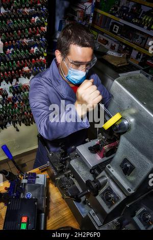 il fabbro in officina fa una nuova chiave Foto Stock