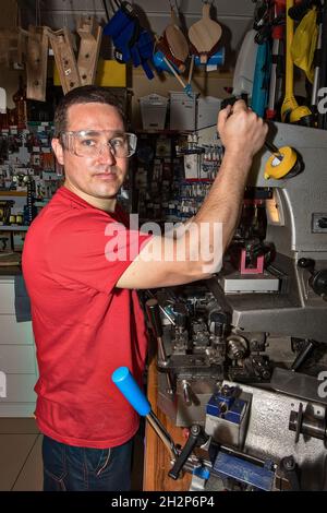 il fabbro in officina fa una nuova chiave Foto Stock