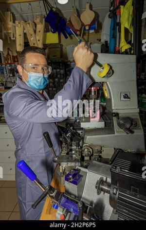 il fabbro in officina fa una nuova chiave Foto Stock