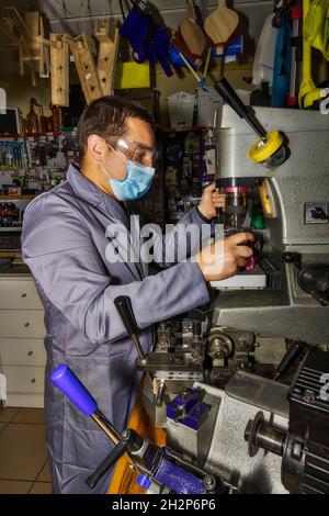 il fabbro in officina fa una nuova chiave Foto Stock