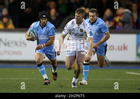 Cardiff, Regno Unito. 23 ottobre 2021. Matthew Morgan di Cardiff Rugby si stacca da Jack Dixon di Dragons. United Rugby Championship, Cardiff Rugby v Dragons al BT Sport Arms Park di Cardiff, nel Galles del Sud sabato 23 ottobre 2021. pic di Andrew Orchard/Andrew Orchard SPORTS photography/Alamy Live News credito: Andrew Orchard SPORTS photography/Alamy Live News Foto Stock