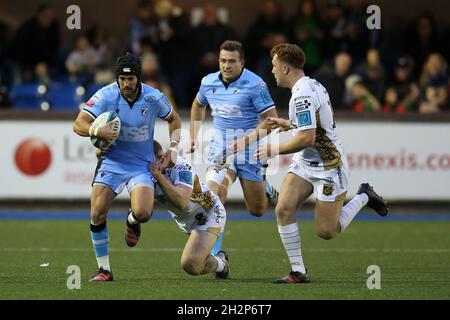 Cardiff, Regno Unito. 23 ottobre 2021. Matthew Morgan di Cardiff Rugby si stacca da Jack Dixon di Dragons. United Rugby Championship, Cardiff Rugby v Dragons al BT Sport Arms Park di Cardiff, nel Galles del Sud sabato 23 ottobre 2021. pic di Andrew Orchard/Andrew Orchard SPORTS photography/Alamy Live News credito: Andrew Orchard SPORTS photography/Alamy Live News Foto Stock