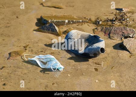 Bottiglia in plastica e maschera sulla riva dell'Elba vicino a Magdeburg Foto Stock