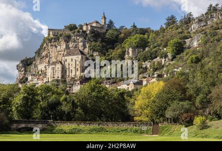 Vista di Rocamadour sopra il fiume Ouysse, Occitaine, Francia Foto Stock