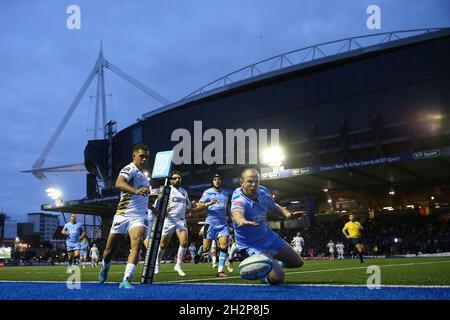 Cardiff, Regno Unito. 23 ottobre 2021. DaN Fish di Cardiff Rugby (r) tenta di fare un tentativo in curva, ma la palla rimbalza fuori gioco. United Rugby Championship, Cardiff Rugby v Dragons al BT Sport Arms Park di Cardiff, nel Galles del Sud sabato 23 ottobre 2021. pic di Andrew Orchard/Andrew Orchard SPORTS photography/Alamy Live News credito: Andrew Orchard SPORTS photography/Alamy Live News Foto Stock