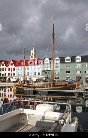 Vista sul porto di Vestaravag, Torshavn, Streymoy, Isole Faroe, Scandinavia, Europa. Foto Stock