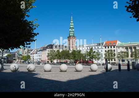 Copenhagen, Danimarca - 02 Sep 2021:edifici storici con il St Nikolaj Contemporary Art Center, centro artistico nella chiesa Foto Stock