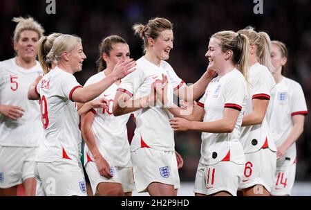 Bethany England (a sinistra) festeggia con i compagni di squadra dopo aver segnato il secondo gol del gioco durante la partita di qualificazione della Coppa del mondo delle donne FIFA 2023 al Wembley Stadium di Londra. Data foto: Sabato 23 ottobre 2021. Foto Stock
