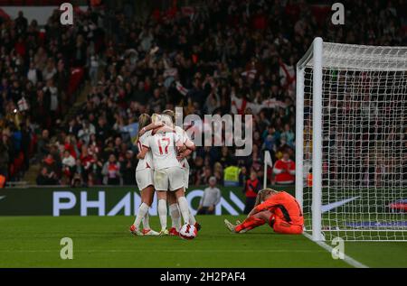 Londra, Inghilterra, 23 ottobre 2021: Bethany Inghilterra (19 Inghilterra) festeggiamenti di gol durante la partita di qualificazione della Coppa del mondo FIFA Womens tra Inghilterra e Irlanda del Nord al Wembley Stadium di Londra, Inghilterra. Pedro Soares/SPP Foto Stock