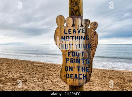 Un cartello strano che chiede ai visitatori di lasciare solo le impronte sulla spiaggia, Gullane Bents, East Lothian, Scozia, Regno Unito Foto Stock